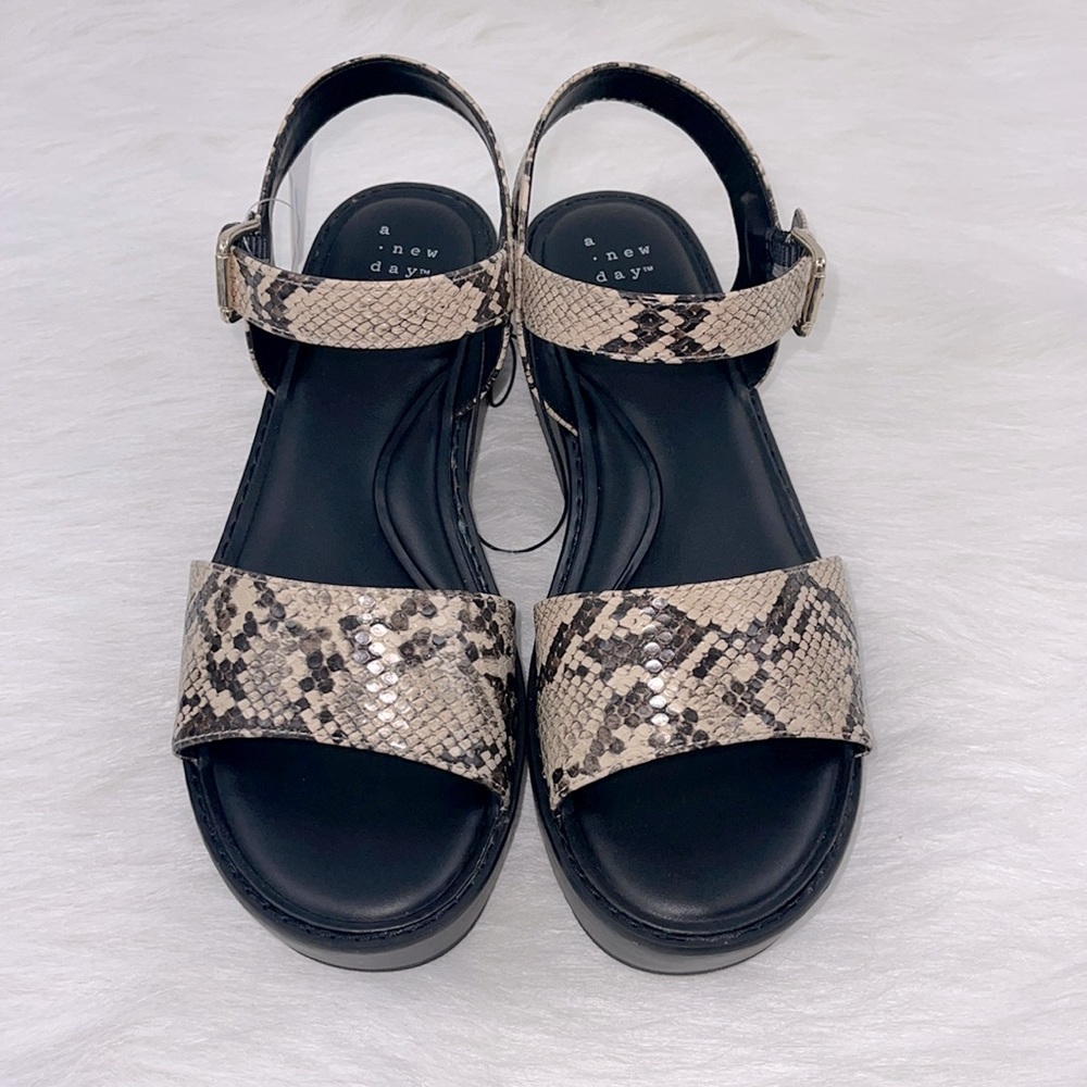 Sandals with animal print